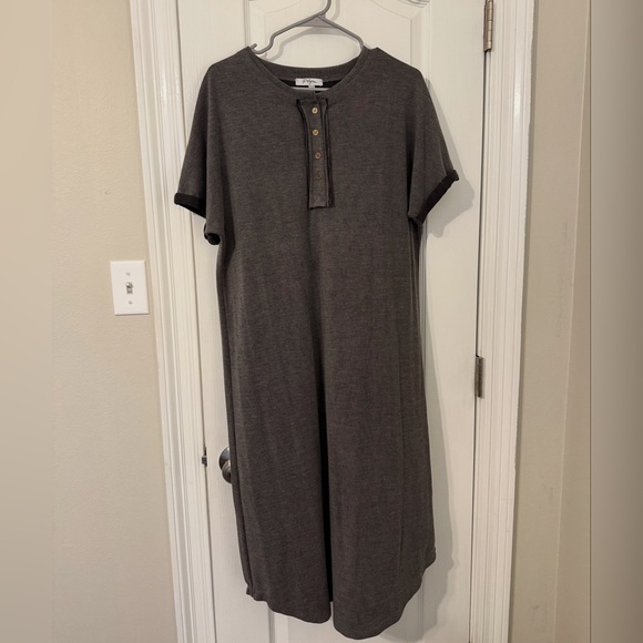 Polagram Dresses & Skirts - Polagram Gray Midi Dress Short Sleeve Crew Neck